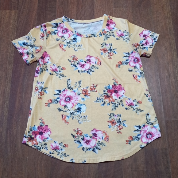 2 Floral Pattern Tops - Picture 5 of 7